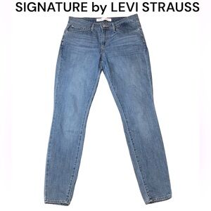 SIGNATURE by LEVI STRAUSS mid rise skinny jeans.